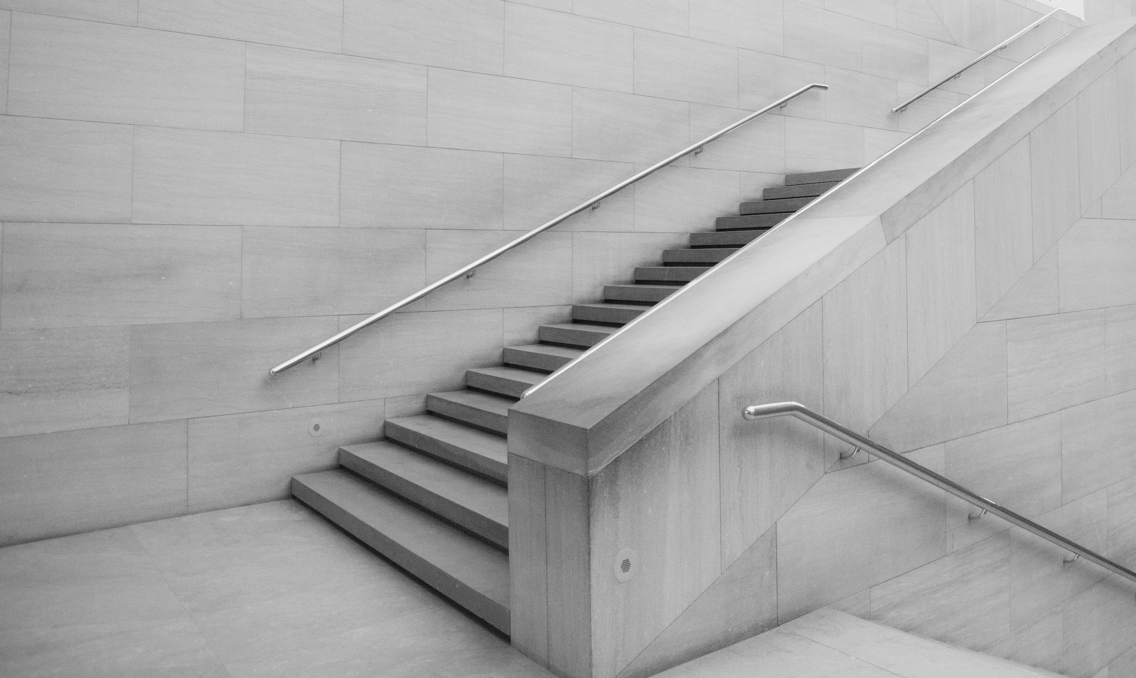 Moderné schody symbolizujúce postup vpred